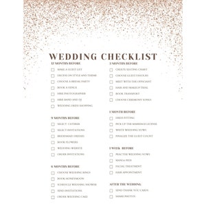 Puede incluir: Una lista de verificación de boda imprimible con un fondo de purpurina dorada rosa. La lista incluye tareas que se deben completar 12 meses, 9 meses, 6 meses, 3 meses, 1 mes y 1 semana antes de la boda, así como tareas que se deben completar después de la boda.