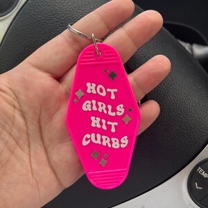 ホットな女の子が縁石にぶつかる | ホットピンクのキーチェーン | モーテルスタイルのキーチェーン
