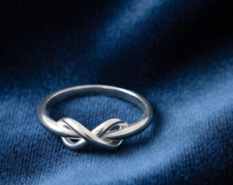 Anillo de nudo infinito de plata hecho a mano