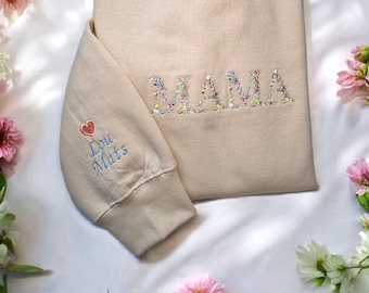 Personalized mom sweater or t-shirt with name & heart, flower embroidery, children's names, Mother's Day gift for mom, personalized embroidered gift