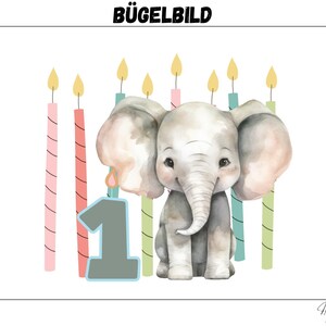 Könnte beinhalten: Eine Aquarell-Illustration eines grauen Elefanten mit rosa Ohren und einer blauen und grünen Kerze dahinter. Der Elefant hält eine graue Kerze mit der Zahl eins darauf. Die Kerzen sind angezündet und es gibt weitere nicht angezündete Kerzen hinter dem Elefanten.