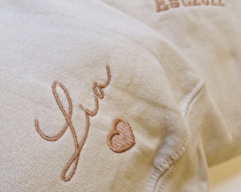 Mama Est.- Sweathshirt Beige, personalisiert mit Anfangsbuchstaben, Kindernamen, Mama Geburtstagsgeschenk, Geschenk bestickt personalisiert