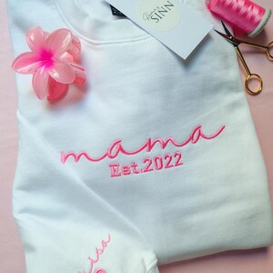 Mama Est.- Sweathshirt Beige, personalisiert mit Anfangsbuchstaben, Kindernamen, Mama Geburtstagsgeschenk, Geschenk bestickt personalisiert