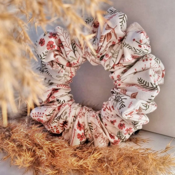 Scrunchie mit Blüten in weiß, schonender Zopfgummi, Frühlingsscrunchie