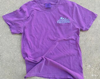 Flores de bolsillo - Camiseta bordada