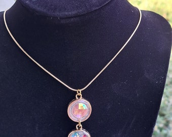 ENSEMBLE de couleurs irisées avec boucles d'oreilles et collier pendentif