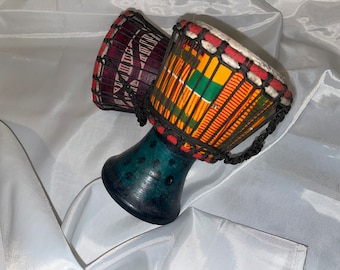 ジャンベ アフリカ打楽器 セネガル産 木と革で作られたヴィンテージの装飾的なセネガルの楽器、伝統的な