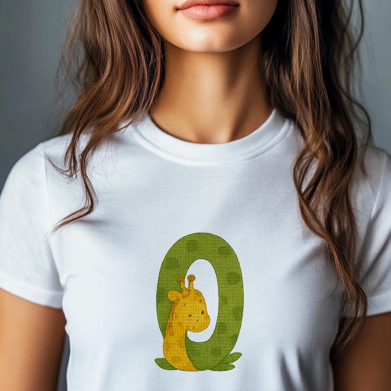 K&ouml;nnte beinhalten: Wei&szlig;es T-Shirt mit einem gr&uuml;nen und gelben Giraffen-Buchstaben O-Motiv.