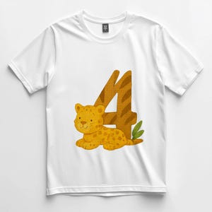 K&ouml;nnte beinhalten: Wei&szlig;es T-Shirt mit einer Cartoon-Illustration eines Leoparden und der Zahl 4. Die Zahl ist so gestaltet, dass sie einem Baumstamm &auml;hnelt.