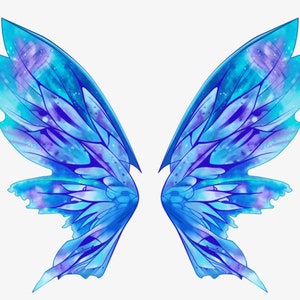 Op de afbeelding: Een paar blauwe feeënvleugels met een galaxy-achtig patroon. De vleugels zijn doorschijnend en hebben een delicate, etherische uitstraling.