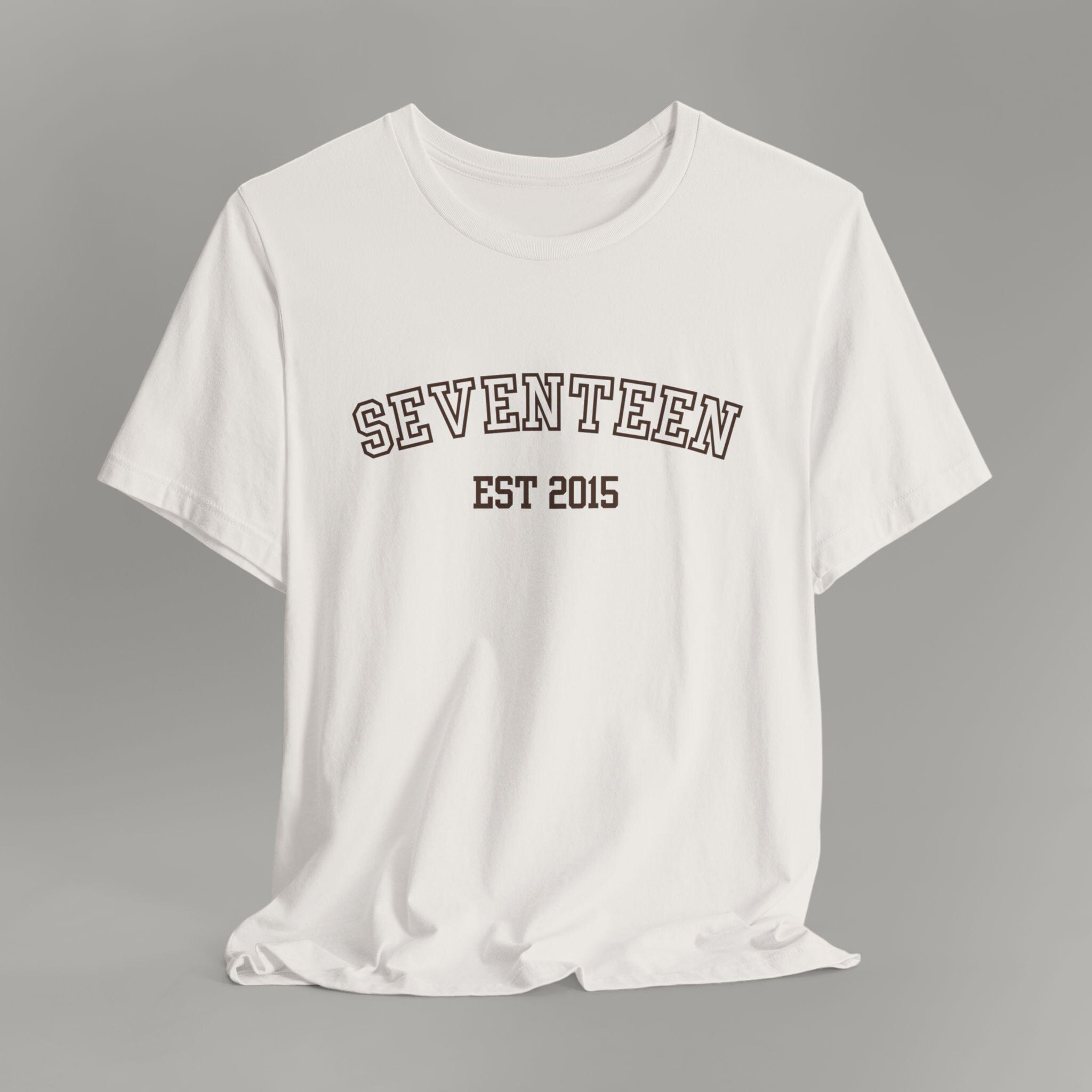 ★SEVENTEEN エスクプス★SATUR★Satur Logo Voyage T-Shirts Satur Logo Voyage T-Shirt - Navy Pink | ファッション通販