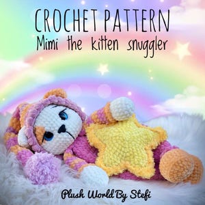 Può includere: Schema all'uncinetto per Mimi il coccolone di gattino, un giocattolo di peluche con un corpo a strisce rosa e arancio, viso bianco e occhi blu. Il giocattolo tiene una stella gialla ed è sdraiato su una superficie bianca e soffice. Il testo "Plush World By Stefi" è nella parte inferiore dell'immagine.