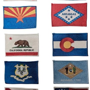 Puede incluir: Una colección de parches bordados con las banderas de varios estados de EE. UU. Los parches rectangulares muestran banderas estatales como Alabama, Alaska, Arizona, Arkansas, California, Colorado, Connecticut, Delaware, Florida y Georgia.