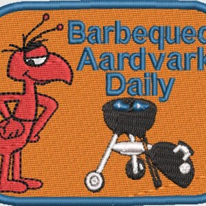 Può includere: Toppa ricamata con un oritteropo dei cartoni animati e una griglia per barbecue. Il testo "Barbequed Aardvark Daily" è in blu. La toppa ha uno sfondo arancione con un bordo blu.