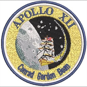 Może przedstawiać: Haftowana naszywka z emblematem misji Apollo XII. Projekt zawiera półksiężyc, wieżę startową i stylizowane przedstawienie orbity Ziemi. Naszywka jest okrągła, z tekstem "Apollo XII" i "Conrad Gordon Bean".