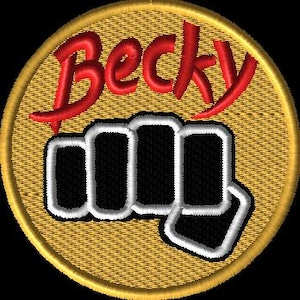 Könnte beinhalten: Gestickter Aufnäher mit dem Namen "Becky" in roter Schrift über einem stilisierten schwarz-weißen Faust-Design. Das Design befindet sich auf einem goldfarbenen, strukturierten Hintergrund mit einem goldenen Rand.