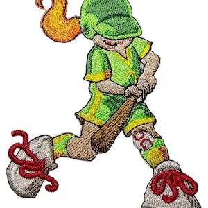 Puede incluir: Parche bordado de un jugador de béisbol en acción. La figura lleva un uniforme verde, casco y una pelota de béisbol en la rodilla. El jugador está bateando con un bate de madera. Fondo blanco.