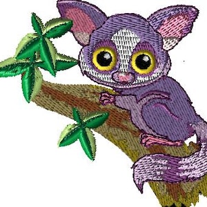 Könnte beinhalten: Gesticktes Design eines Cartoon-Lemuren mit großen gelben Augen, lila Fell und einem langen Schwanz, der auf einem braunen Ast mit grünen Blättern sitzt. Der Lemur schaut den Betrachter direkt an.