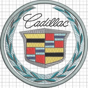 Könnte beinhalten: Ein kreisförmiges Maschinenstickmuster mit dem Cadillac-Logo. Das Emblem besteht aus einem Schild mit gelben, roten, schwarzen und hellblauen rechteckigen Segmenten, umgeben von einem silbernen Lorbeerkranz und dem Wort Cadillac in schwarzer Schrift.