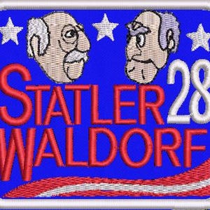 Puede incluir: Parche bordado con las caras de Statler y Waldorf, con el texto "STATLER WALDORF 28" en rojo y blanco. El parche tiene un fondo azul con estrellas blancas y una franja roja y blanca.