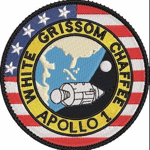 Könnte beinhalten: Runder, gestickter Aufnäher mit dem Emblem der Apollo 1-Mission. Das Design umfasst eine stilisierte Karte, ein Raumschiff und die Namen "GRISSOM", "CHAFFEE" und "WHITE". Der Aufnäher hat einen schwarzen Rand und enthält die Farben der amerikanischen Flagge.