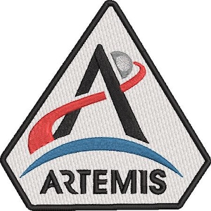 Può includere: Toppa ricamata con il logo Artemis. Il design include una forma a 'A' nera, una linea curva rossa, un arco blu e una sfera grigia. La parola 'ARTEMIS' è visualizzata in nero, sotto l'arco blu, all'interno di un triangolo bianco.