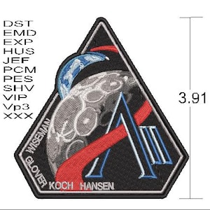 Op de afbeelding: Geborduurde patch met een zwarte achtergrond, met een gestileerde maan, een blauw-witte planeet en een rode streep. De patch is 9,93 cm hoog en heeft de namen GLOVER, KOCH HANSEN en WISEMAN. De patch heeft een driehoekige vorm.