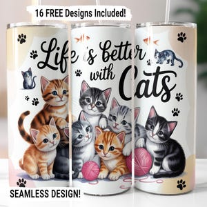 Può includere: Tre bicchieri in acciaio inossidabile a tema gatto. I bicchieri presentano illustrazioni di gattini, impronte di zampe e la frase "Life is better with Cats". Il design include il testo "16 FREE Designs Included!" e "SEAMLESS DESIGN!"