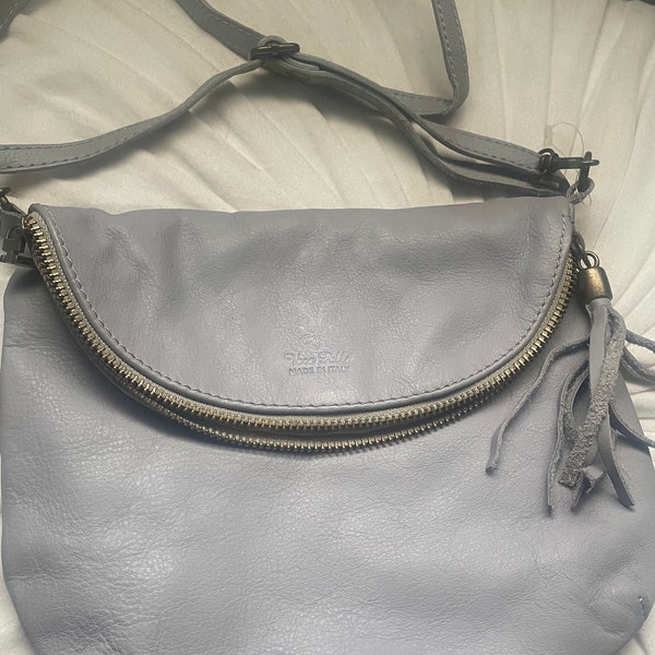 Vera Pele Light Grey Leather Crossbody Satchel Bag Vintage Made in Italy Purse Tassel Zipper Closure Shoulder Bag Like New Beautifully Made