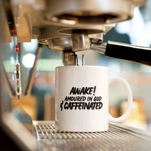 Personalisierte Keramikkaffeetasse, wach auf! Gepanzert in Gott & Caffeinated