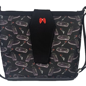 Cartera negra con solapa y correa ajustable con diseño de manos y rosas de esqueleto: ataúdes de cementerio góticos, espeluznantes, huesos, esqueletos, muertos, Halloween