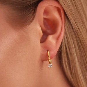 Kleine Cz Stone-oorbellen, kleine diamanten gouden Huggie-hoepels, kleine minimalistische statement-oorbellen, dunne gouden gedurfde Hugger-hoepeloorbellen