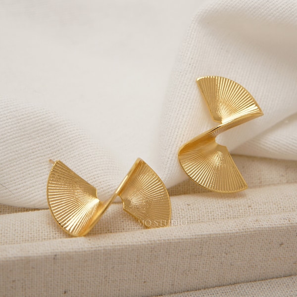 Dikke gouden gedraaide waaieroorbellen: extra grote statement-noppen voor een gewaagde chique stijl - feestklare gouden studs