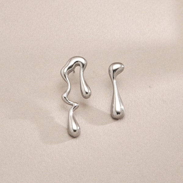 Pendiente de lágrima abstracto desigual en plata, pendiente minimalista asimétrico de lava en plata, pendiente de gota de lluvia, metal líquido moderno.
