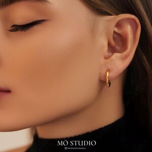 Small Thin Huggie Hoop Earrings 18K Gold, Small Dainty Thick Gold Hug Hoop Earrings, Statement Bold  Hugger Hoop Earring, Mini Boho Hoops