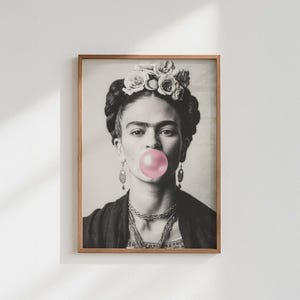 Frida Kahlo Portrait Poster – Moderne schwarz-weiß Wandkunst mit rosa Kaugummiblase, Pop‑Art Flower Crown, Feministischer Statement Print