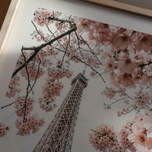 Poster 'Parijs in de lente', romantische vintage fotografie met roze kersenbloesems voor de Eiffeltoren. afbeelding 2