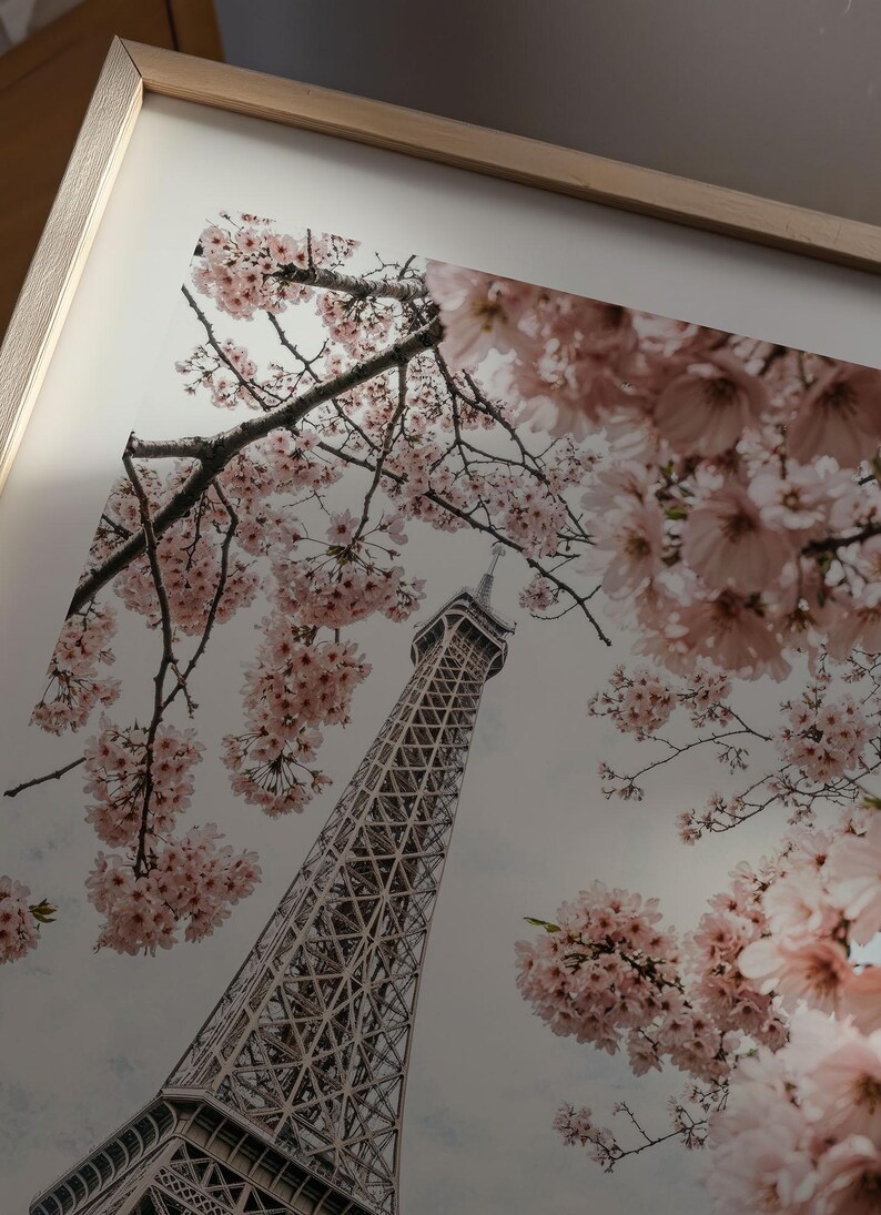 Poster 'Parijs in de lente', romantische vintage fotografie met roze kersenbloesems voor de Eiffeltoren. afbeelding 2