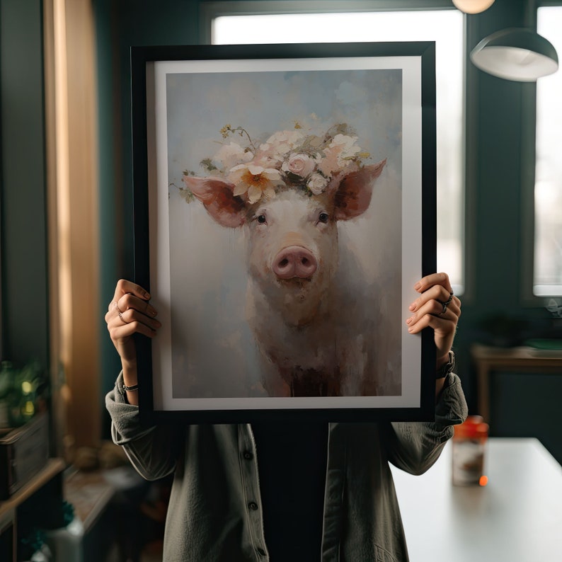 Puede incluir: Una pintura enmarcada de un cerdo con una corona de flores. El cerdo es blanco con orejas rosadas y un hocico rosado. Las flores son blancas, rosas y amarillas. El fondo es azul claro.