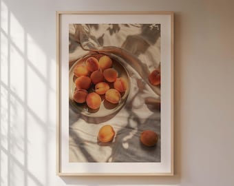 Póster de albaricoque, fotografía mediterránea de una cosecha de albaricoques bajo el sol de verano.