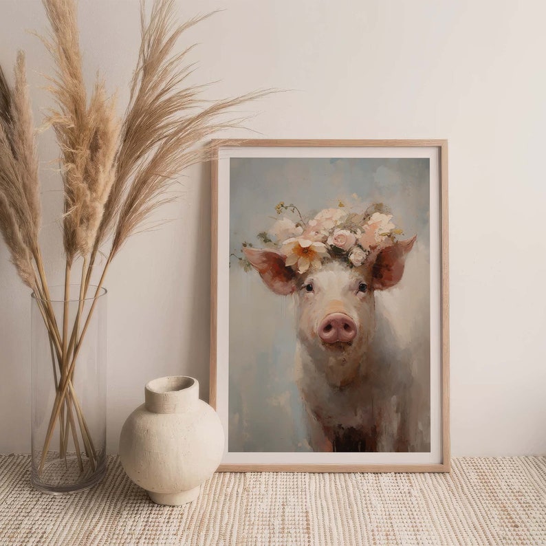 Puede incluir: Una pintura de un cerdo con una corona de flores. El cerdo es blanco con orejas rosadas y un hocico rosado. Las flores son rosas, blancas y amarillas. El fondo es azul claro.