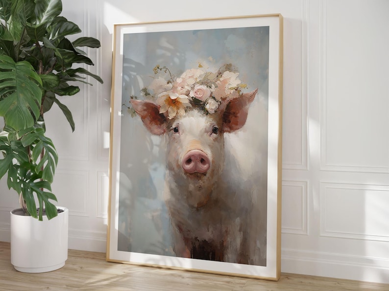 Puede incluir: Una pintura de un cerdo con una corona de flores rosas y blancas. El cerdo mira directamente al espectador con una expresi&oacute;n suave. El fondo es de un azul suave.