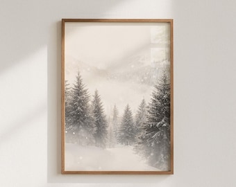 Poster met een winterbos, natuurfotografie van een winterlandschap, met sneeuw bedekte bomen in de bergen.