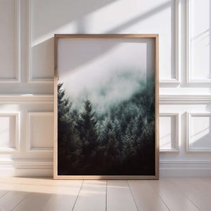 Mystischer Wald im Nebel Poster, Naturmotiv im Skandi Stil, Nebelschwaden über Bäumen