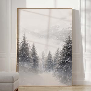 Winter Wald Poster, Natur Fotografie einer winterlichen Landschaft, verschneite Bäume in den Bergen
