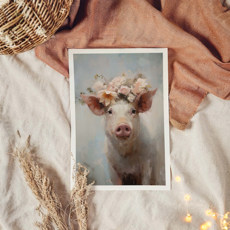 Puede incluir: Un cerdo blanco con una corona de flores rosas y blancas. El cerdo mira directamente al espectador con una expresi&oacute;n suave. El fondo es de un azul suave.