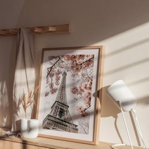 Poster 'Parijs in de lente', romantische vintage fotografie met roze kersenbloesems voor de Eiffeltoren. afbeelding 6