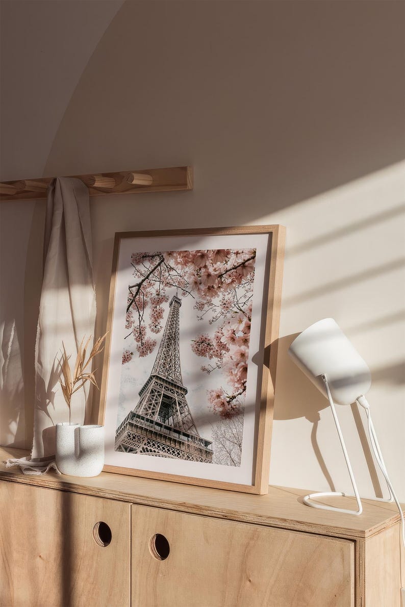 Poster 'Parijs in de lente', romantische vintage fotografie met roze kersenbloesems voor de Eiffeltoren. afbeelding 6