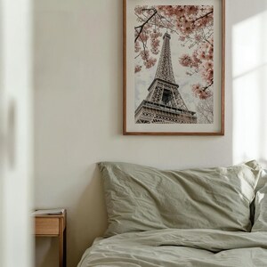 Poster 'Parijs in de lente', romantische vintage fotografie met roze kersenbloesems voor de Eiffeltoren. afbeelding 3