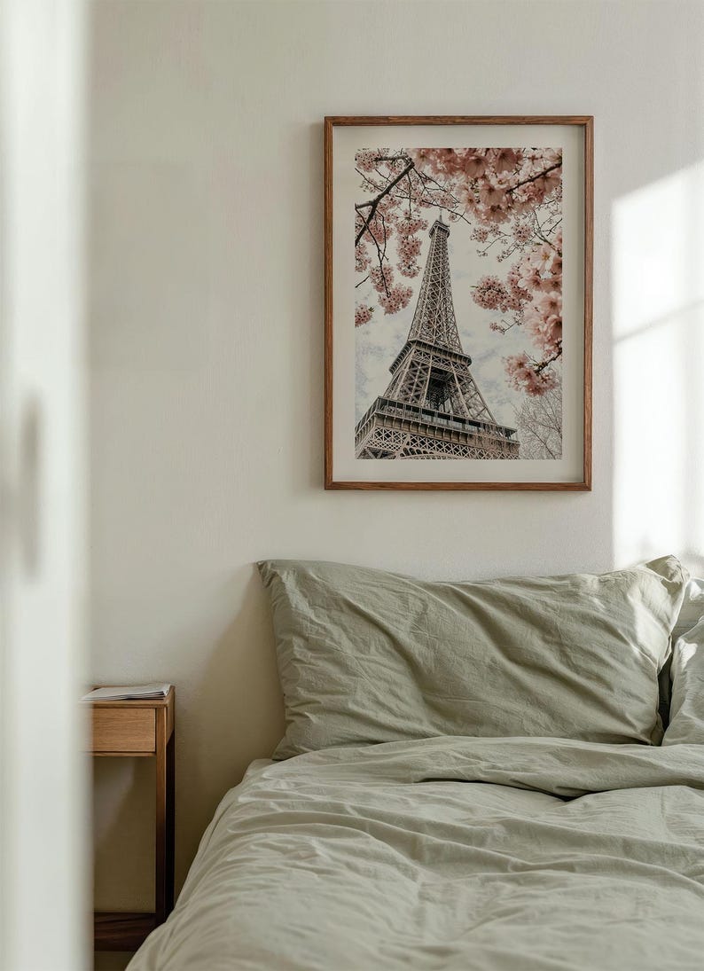 Poster 'Parijs in de lente', romantische vintage fotografie met roze kersenbloesems voor de Eiffeltoren. afbeelding 3